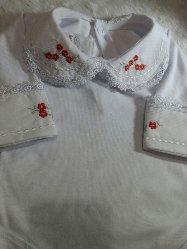 Body com golas  e punhos bordado com renda