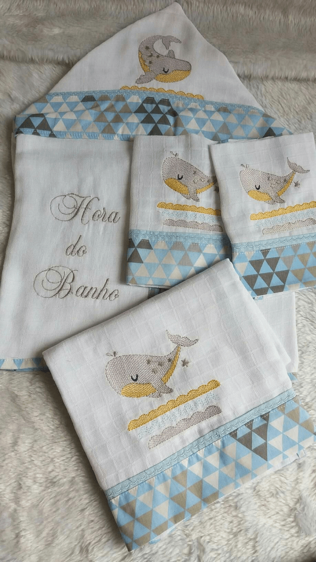 Toalha fralda com capuz e fraldas 