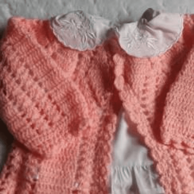 Casaquinho  de crochê  e blusa em tricoline de al